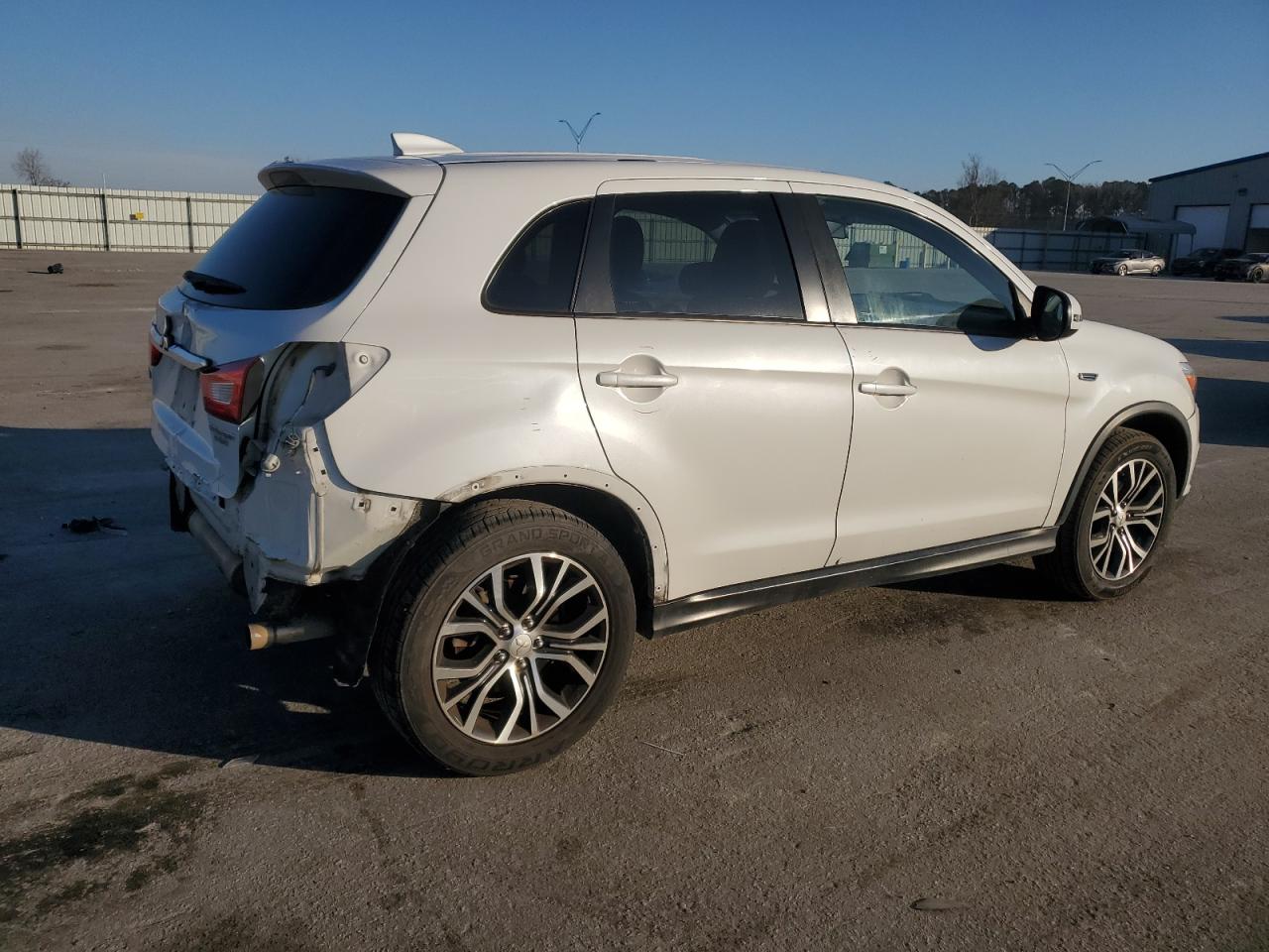 2018 Mitsubishi Outlander - Image 3
