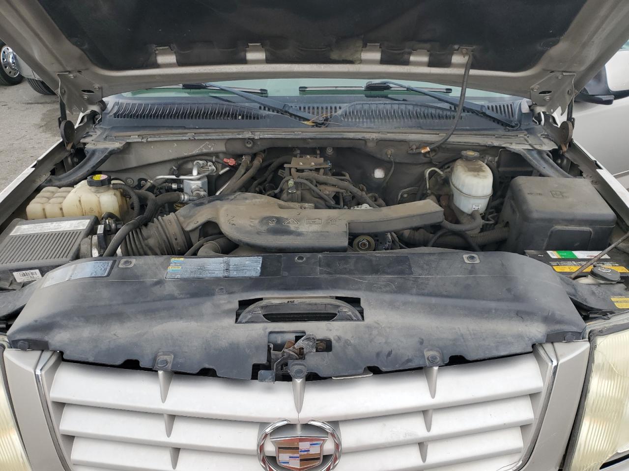 2004 Cadillac Escalade - Image 12