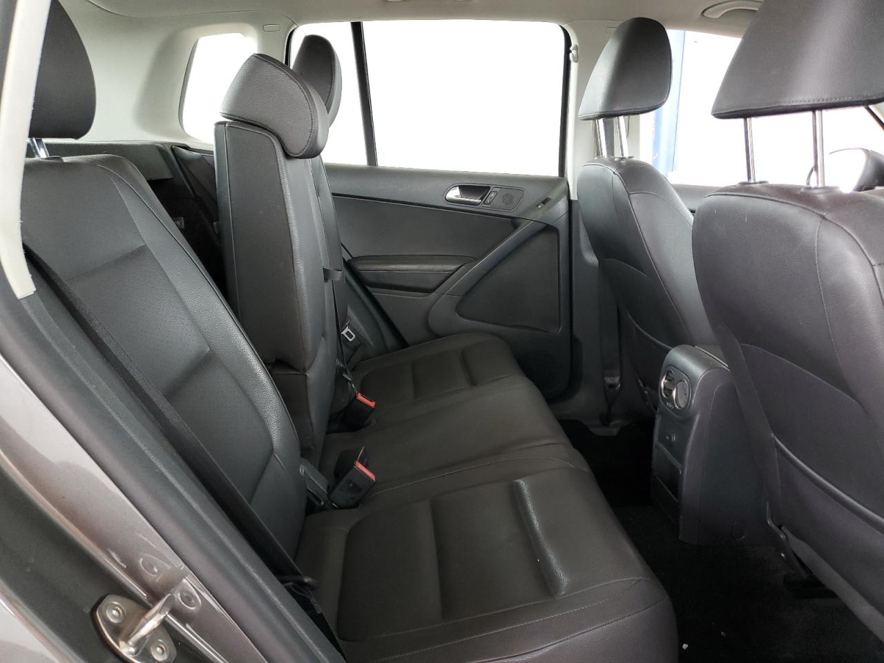 2016 Volkswagen Tiguan - Image 11