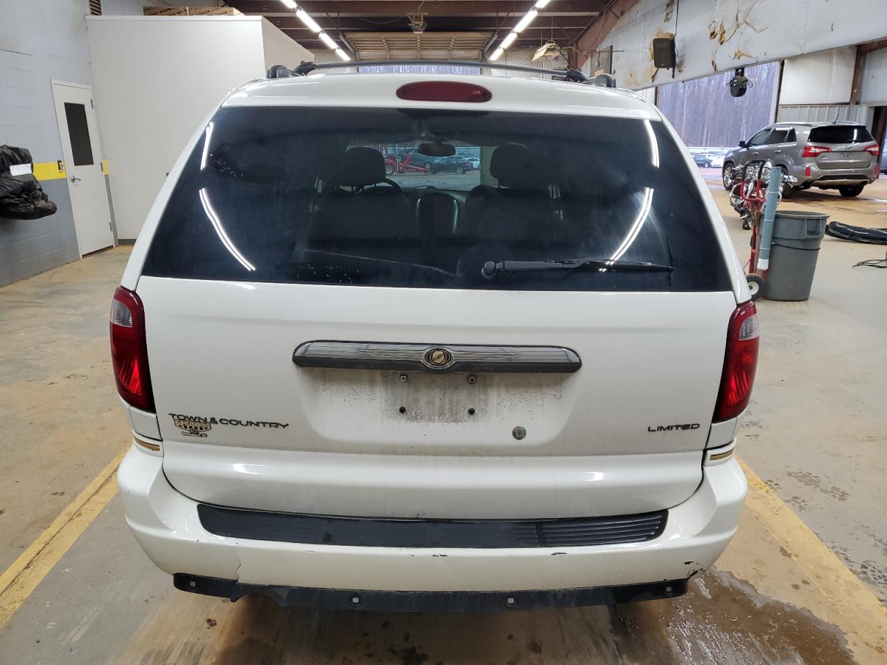 2007 Chrysler Town & Country - Image 6