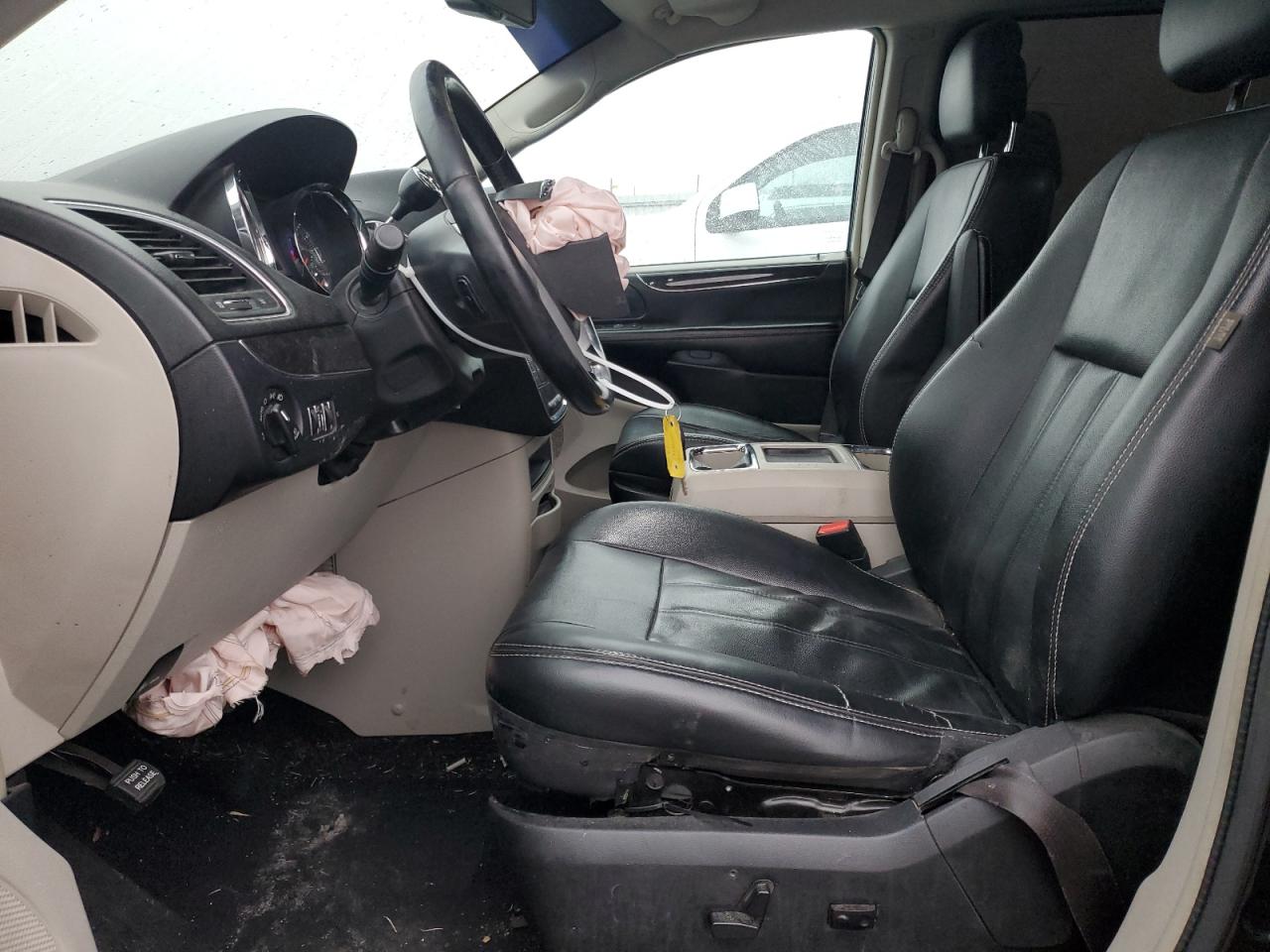 2015 Chrysler Town & Country - Image 7