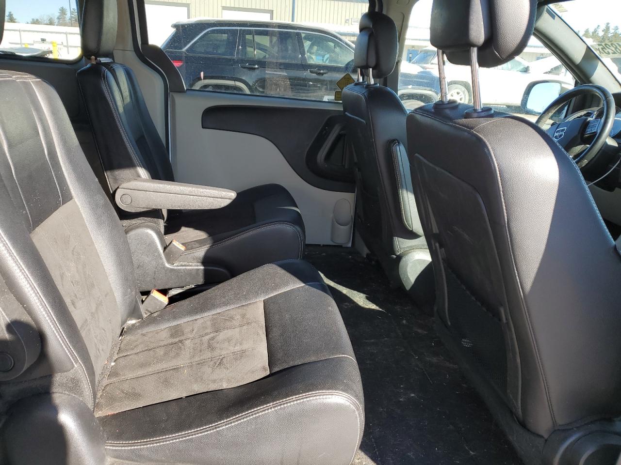2019 Dodge Caravan - Image 11