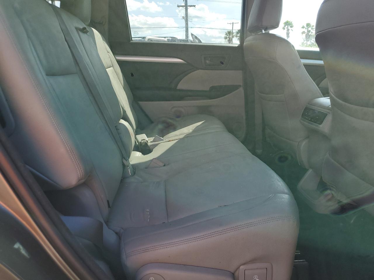2016 Toyota Highlander - Image 11