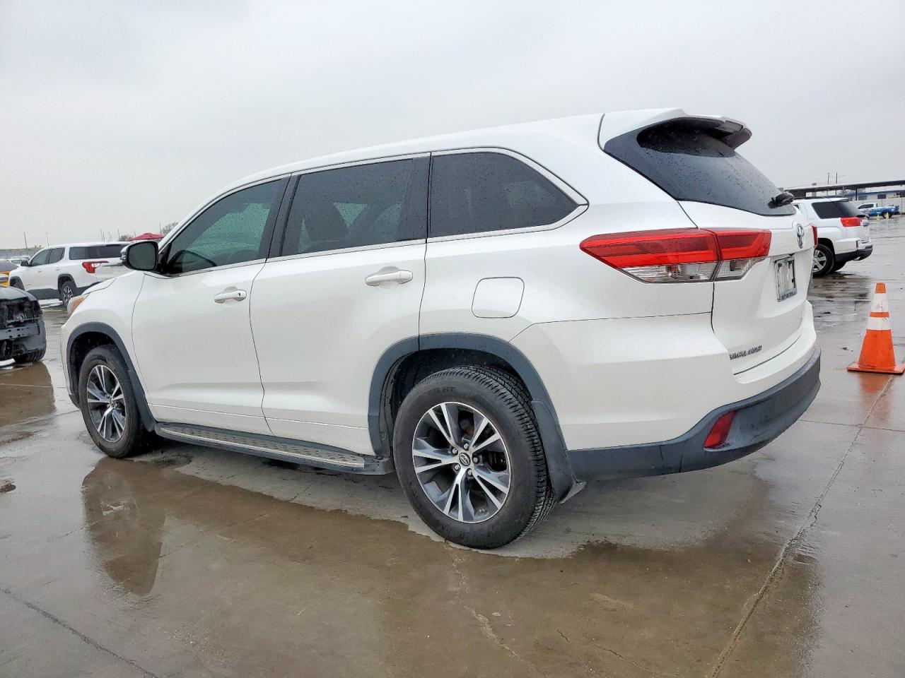 2017 Toyota Highlander - Image 2
