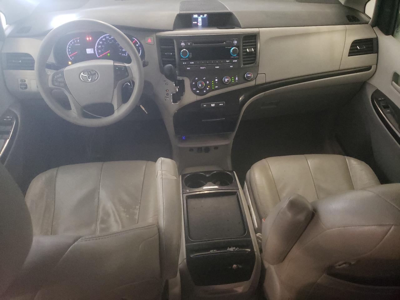 2011 Toyota Sienna - Image 8