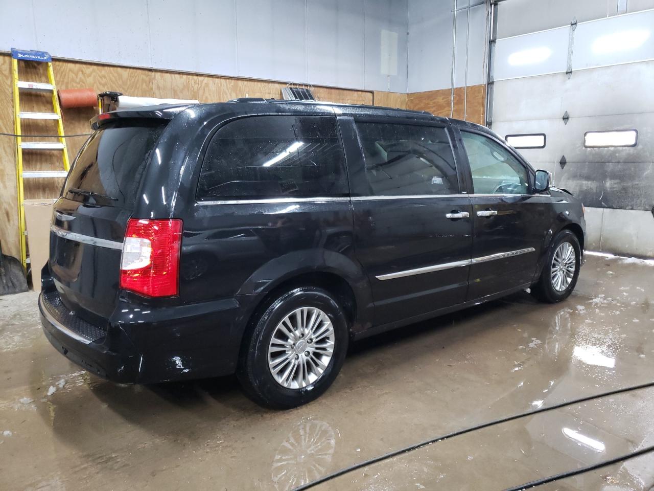 2013 Chrysler Town & Country - Image 3