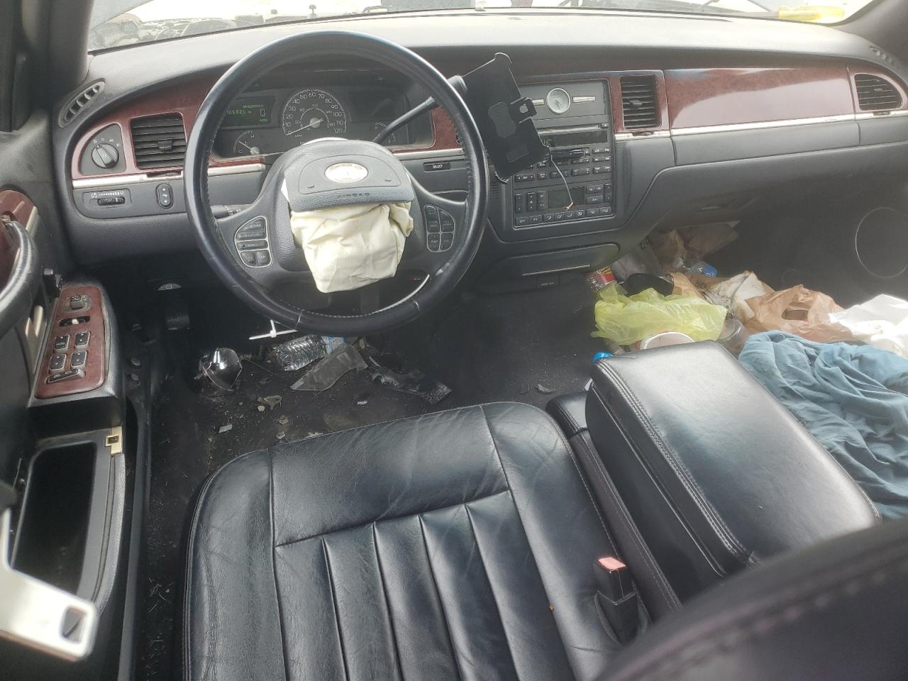 2003 Lincoln Town Car - Image 8