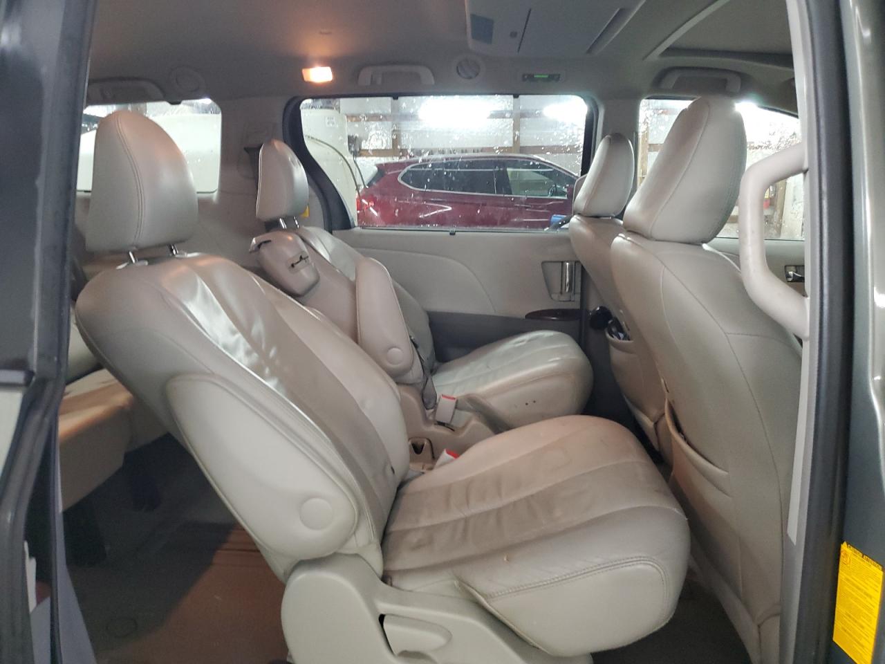 2011 Toyota Sienna - Image 11