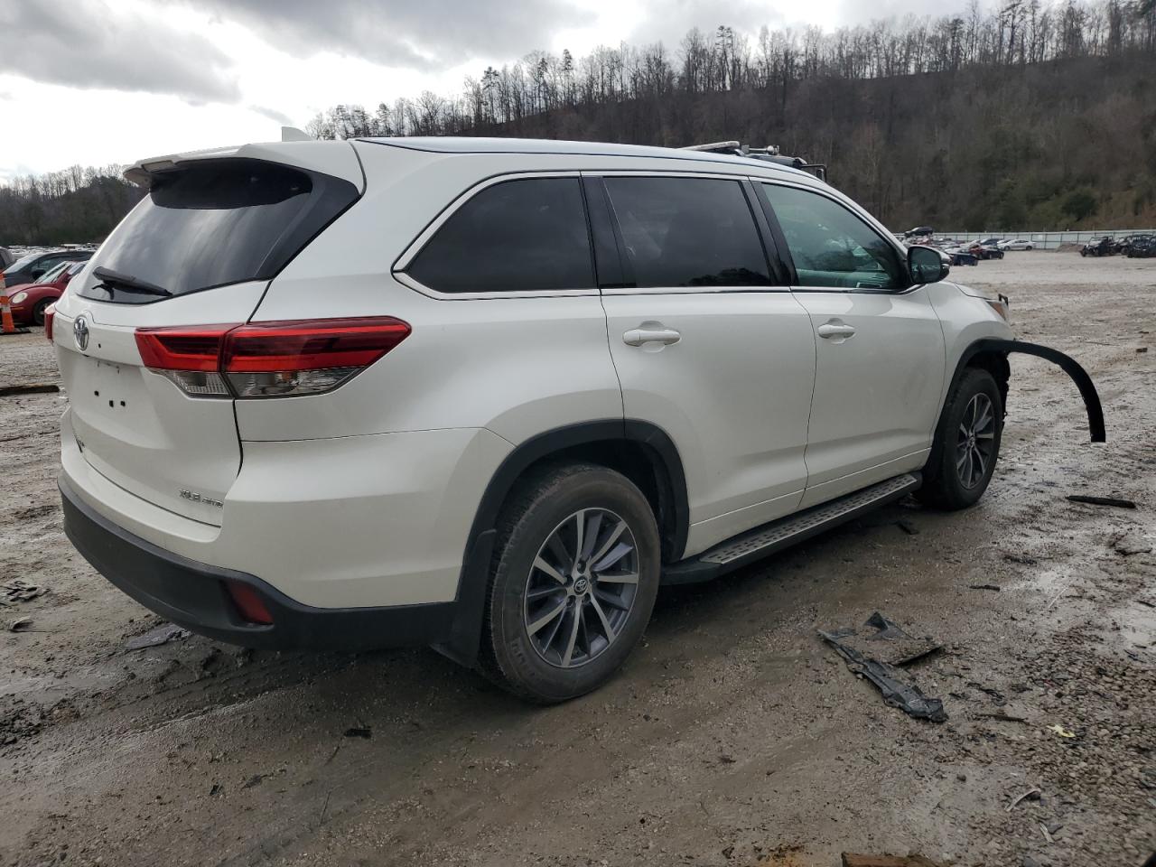 2017 Toyota Highlander - Image 3