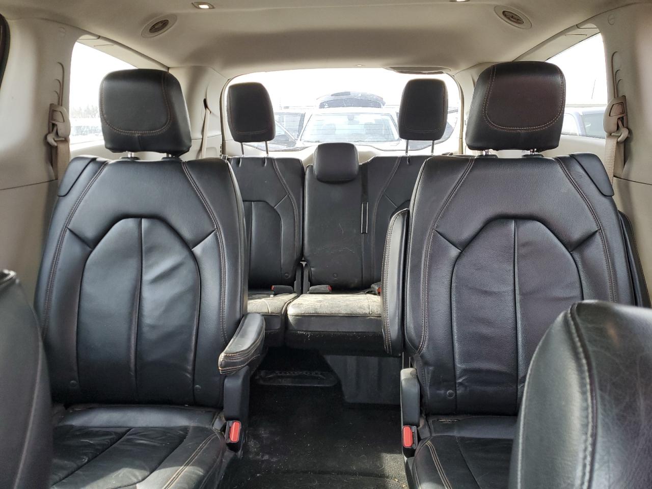 2017 Chrysler Pacifica - Image 10