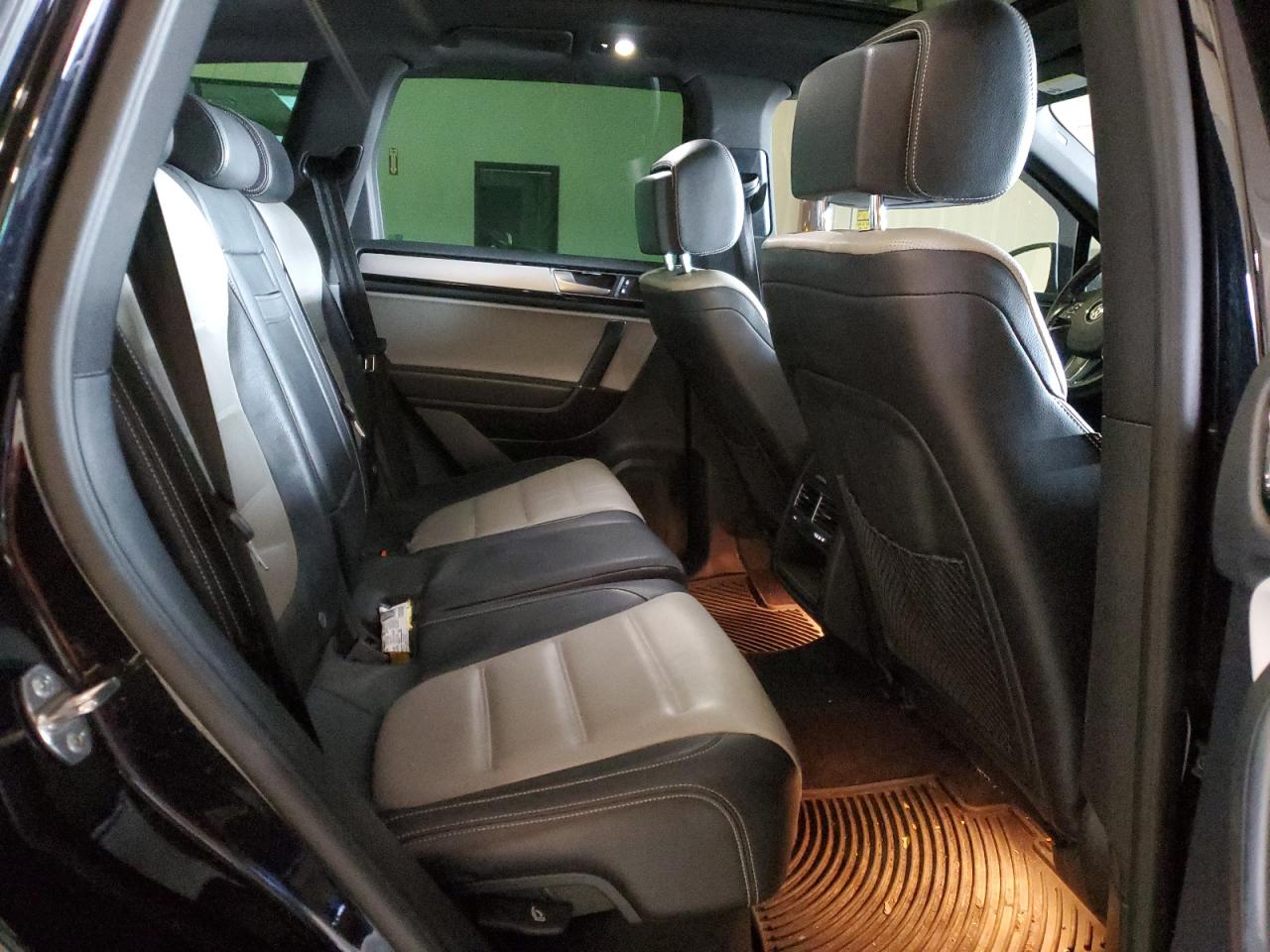 2017 Volkswagen Touareg - Image 11