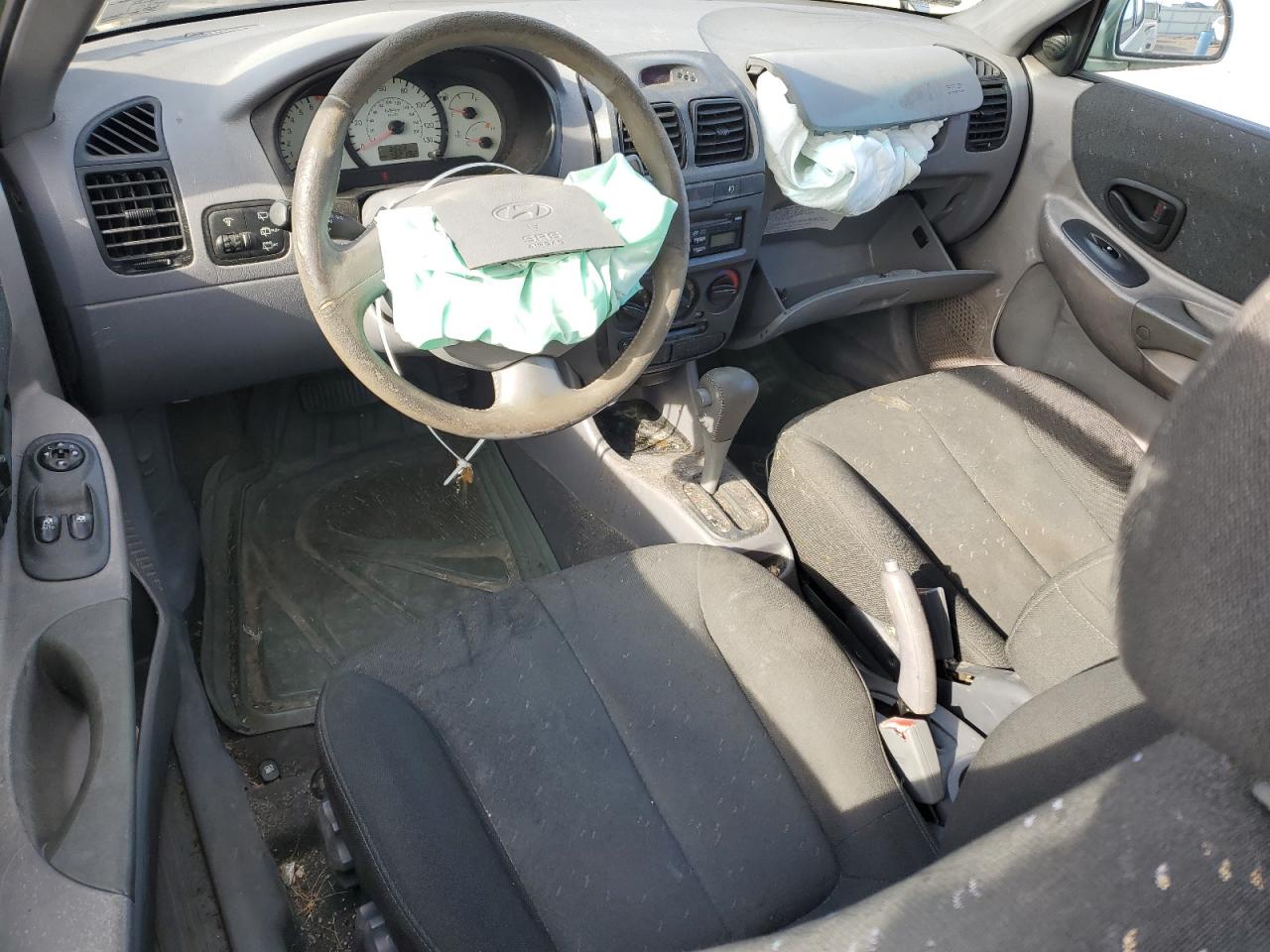 2003 Hyundai Accent - Image 8