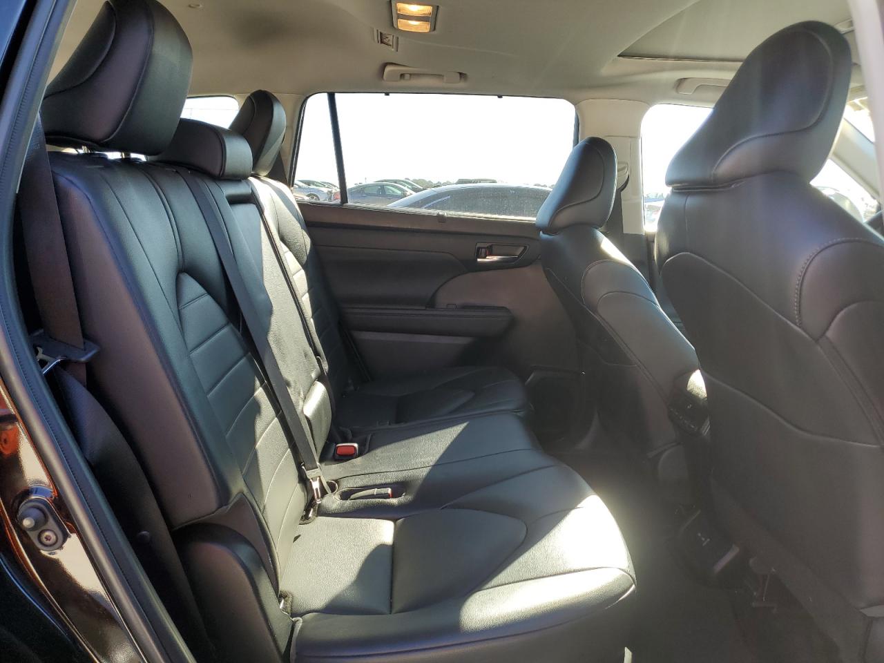 2022 Toyota Highlander - Image 11