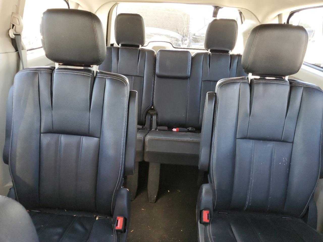 2016 Chrysler Town & Country - Image 10