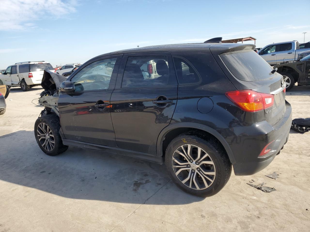 2018 Mitsubishi Outlander - Image 2