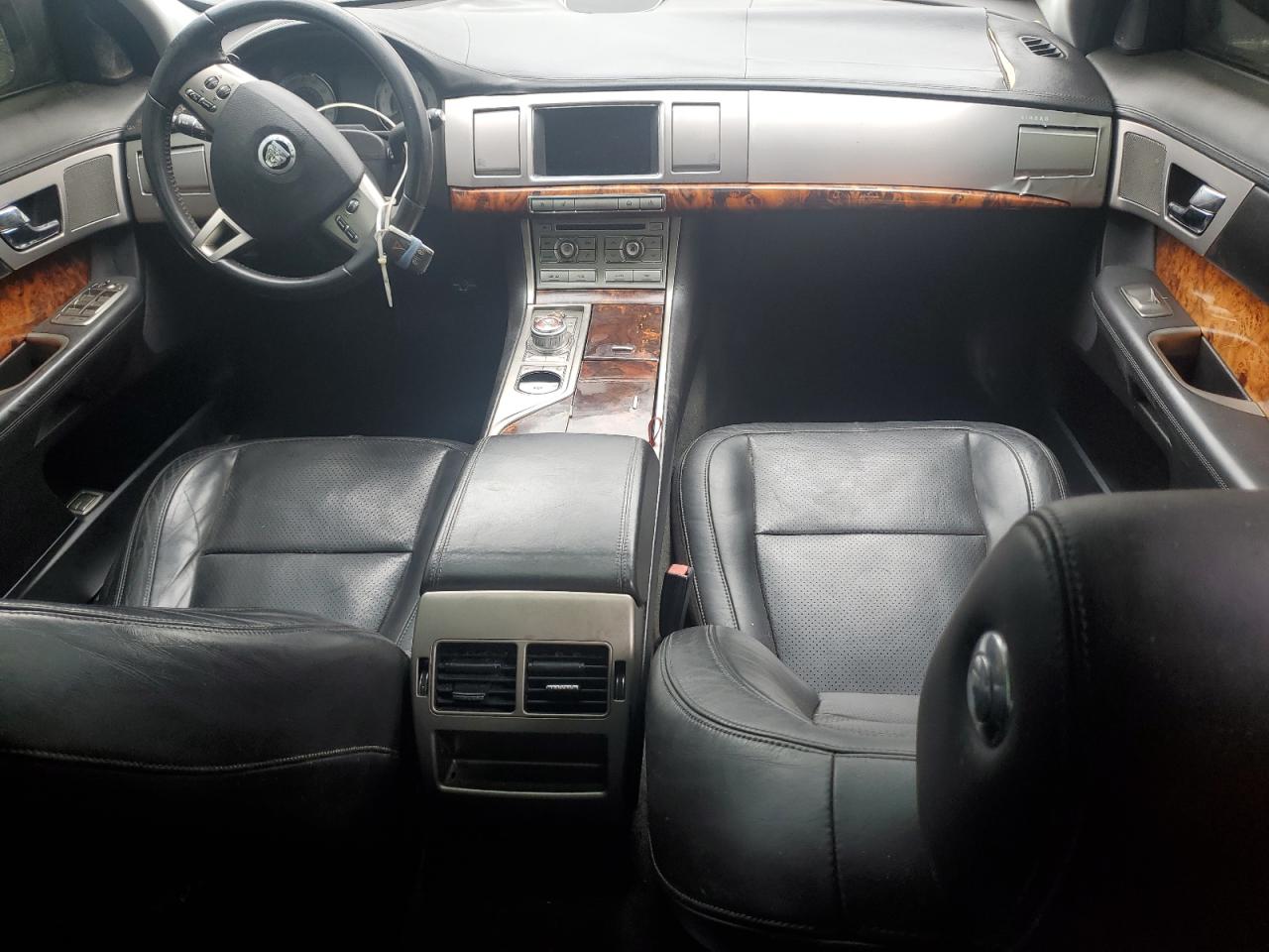 2010 Jaguar XF - Image 8