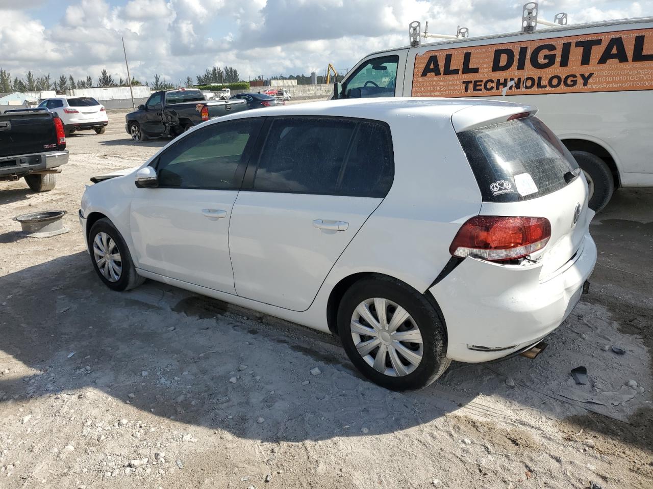 2010 Volkswagen Golf - Image 2