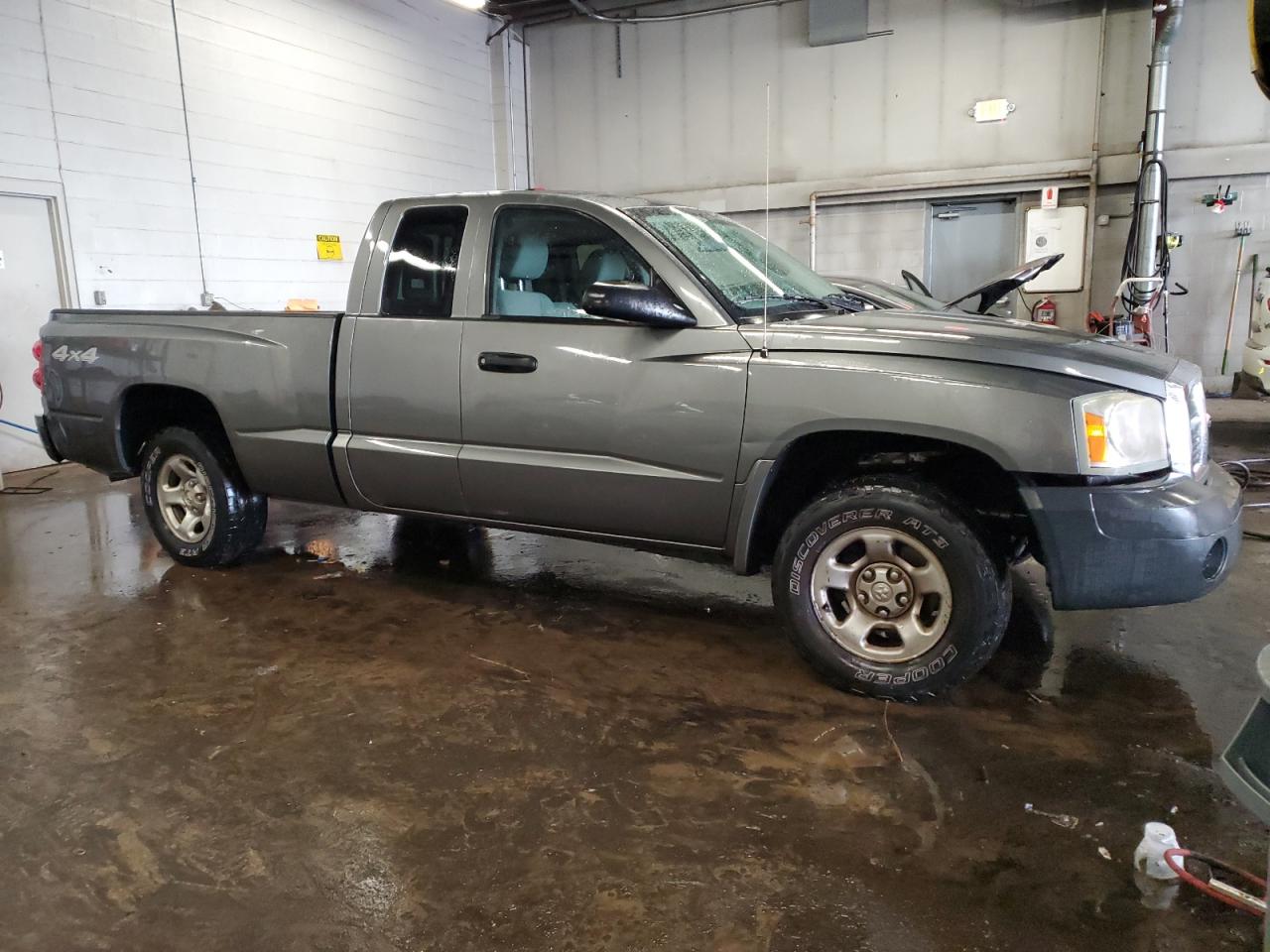 2005 Dodge Dakota - Image 4