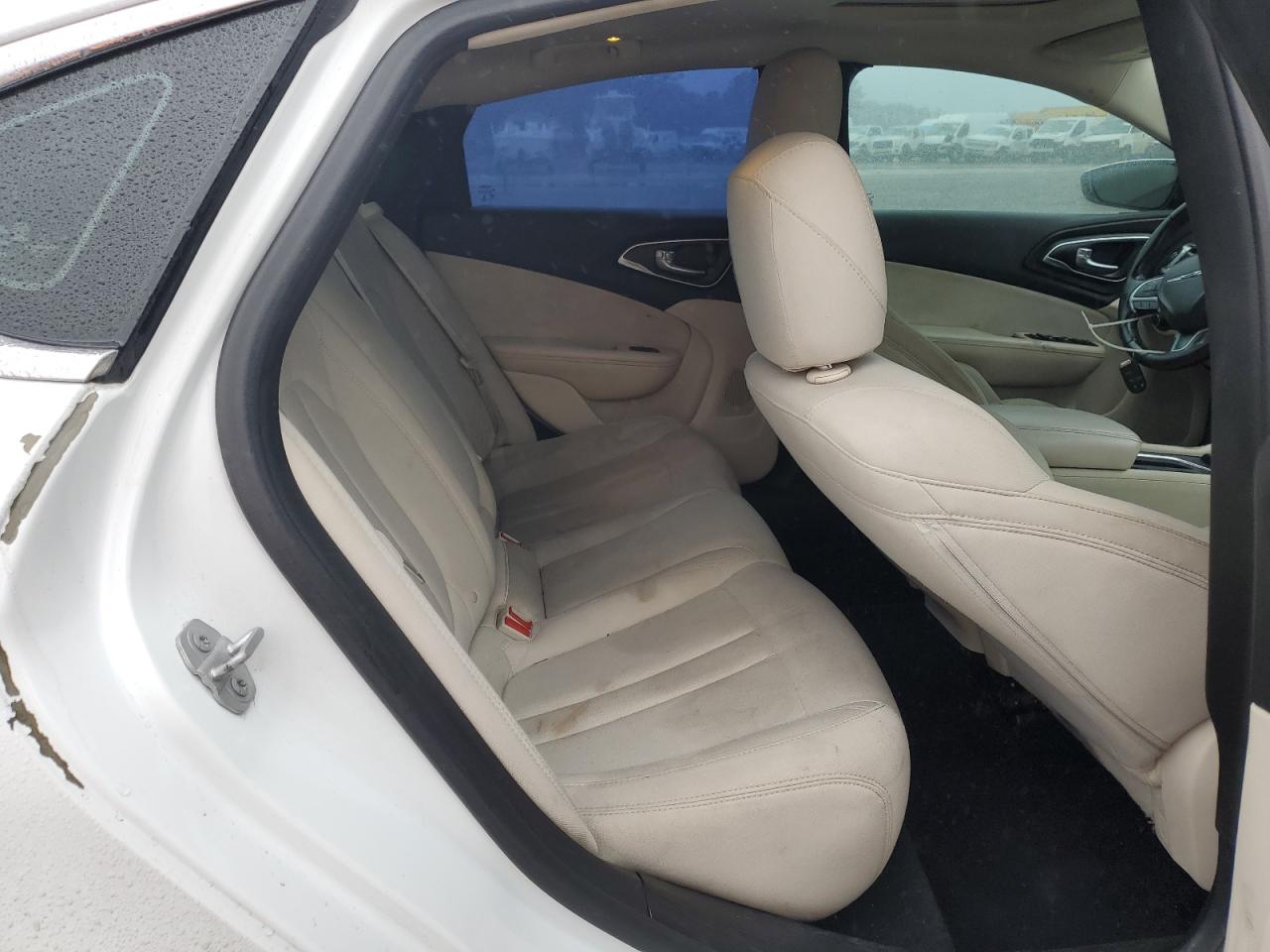 2015 Chrysler 200 - Image 10