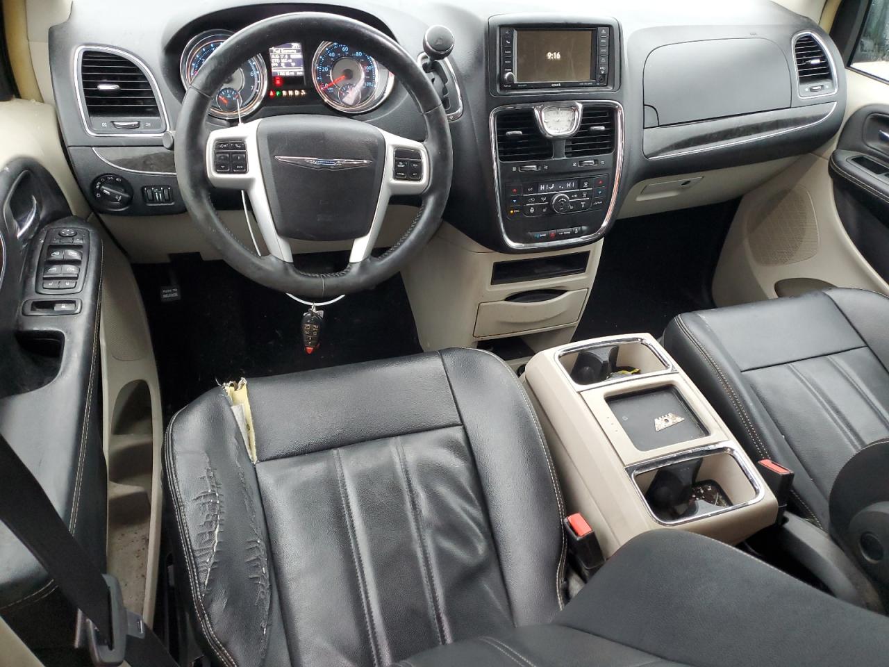 2015 Chrysler Town & Country - Image 8