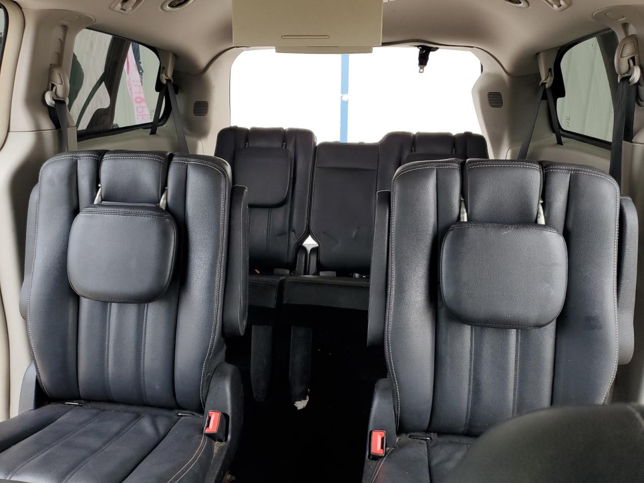 2014 Chrysler Town & Country - Image 10
