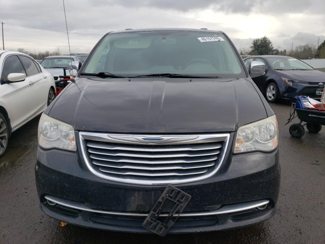 2013 Chrysler Town & Country - Image 5