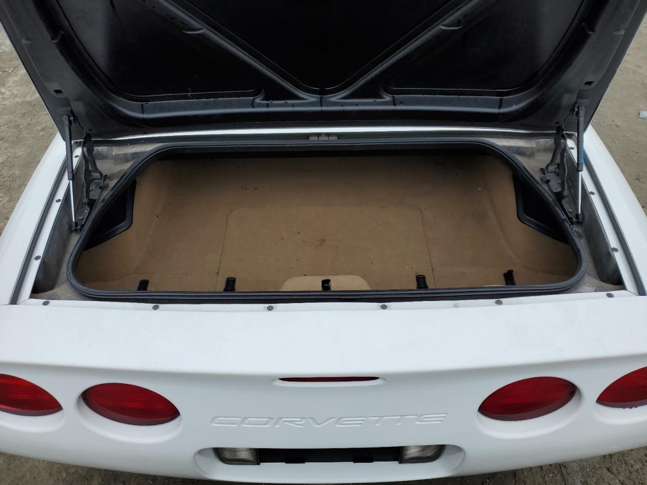 2004 Chevrolet Corvette - Image 10