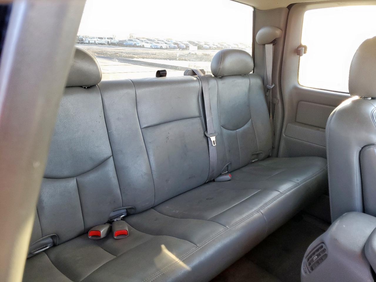 2006 Chevrolet Silverado - Image 10