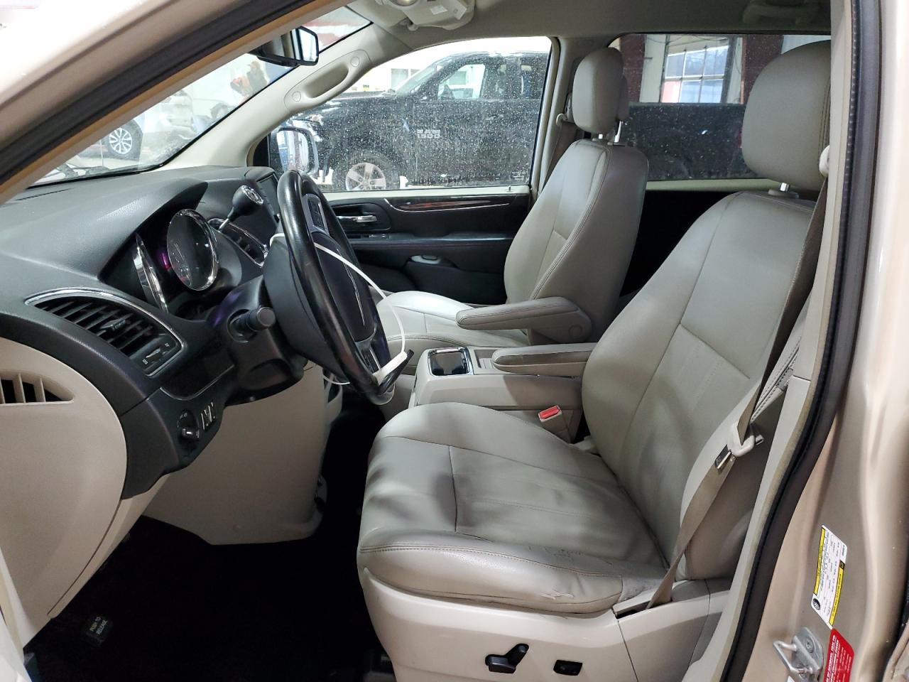 2013 Chrysler Town & Country - Image 7