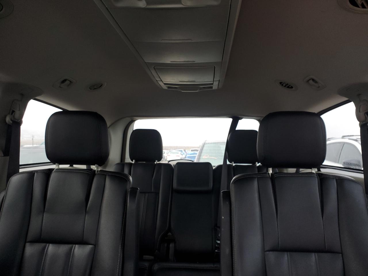 2016 Chrysler Town & Country - Image 10