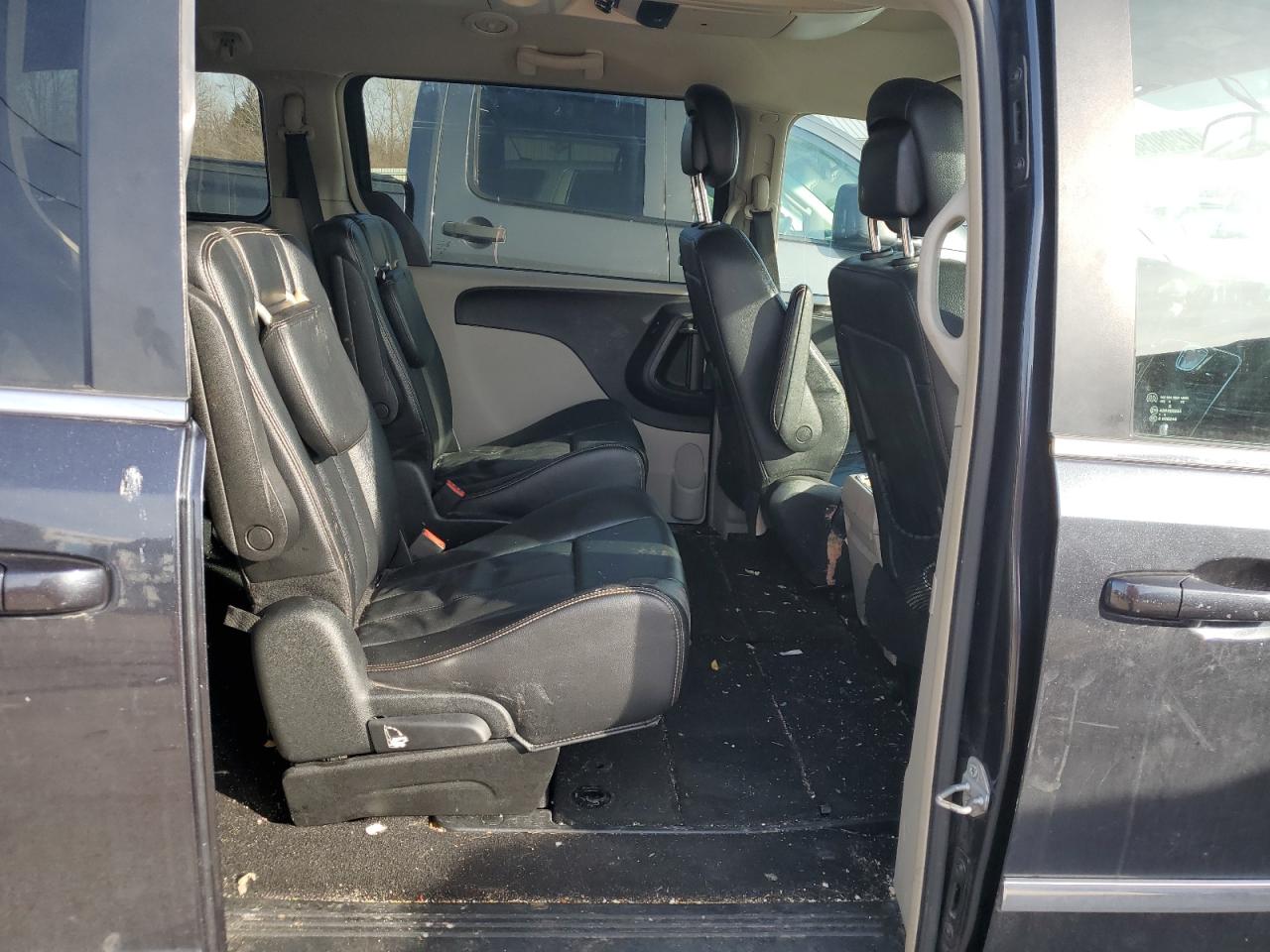 2014 Chrysler Town & Country - Image 10