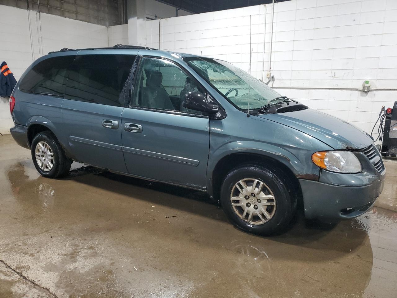2005 Dodge Caravan - Image 4
