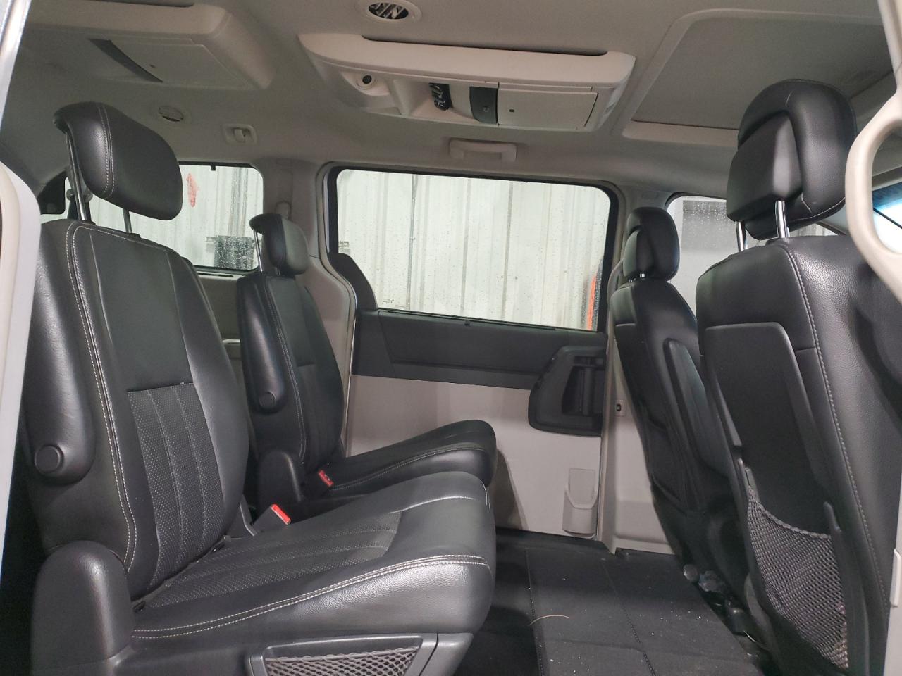 2010 Chrysler Town & Country - Image 11