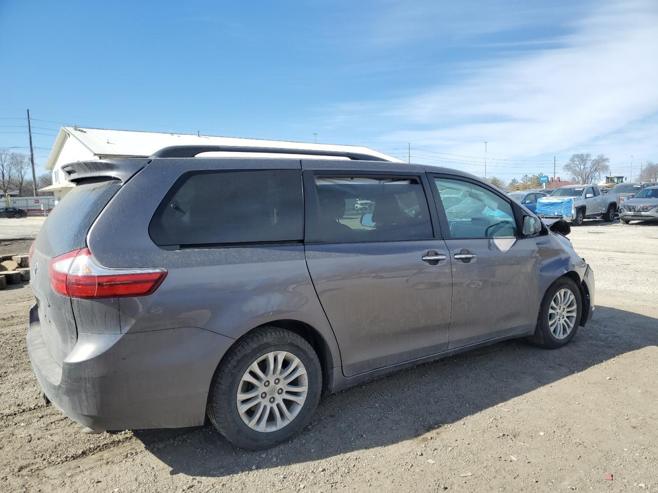 2016 Toyota Sienna - Image 3