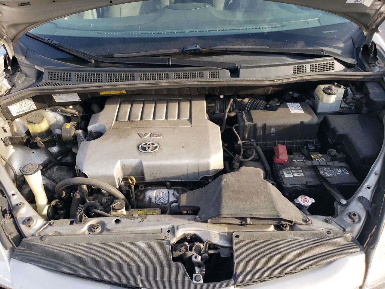 2010 Toyota Sienna - Image 12