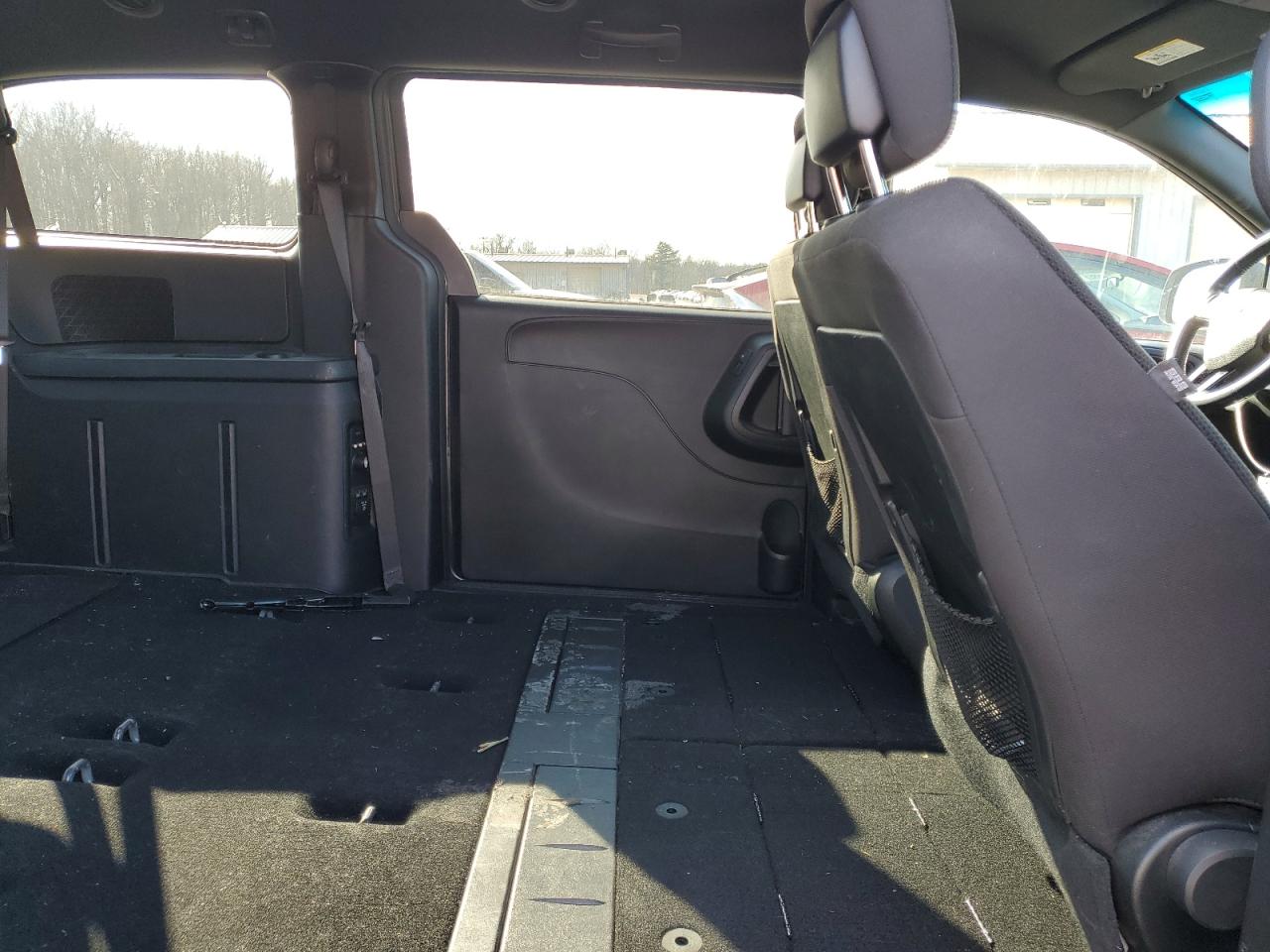 2017 Dodge Caravan - Image 11