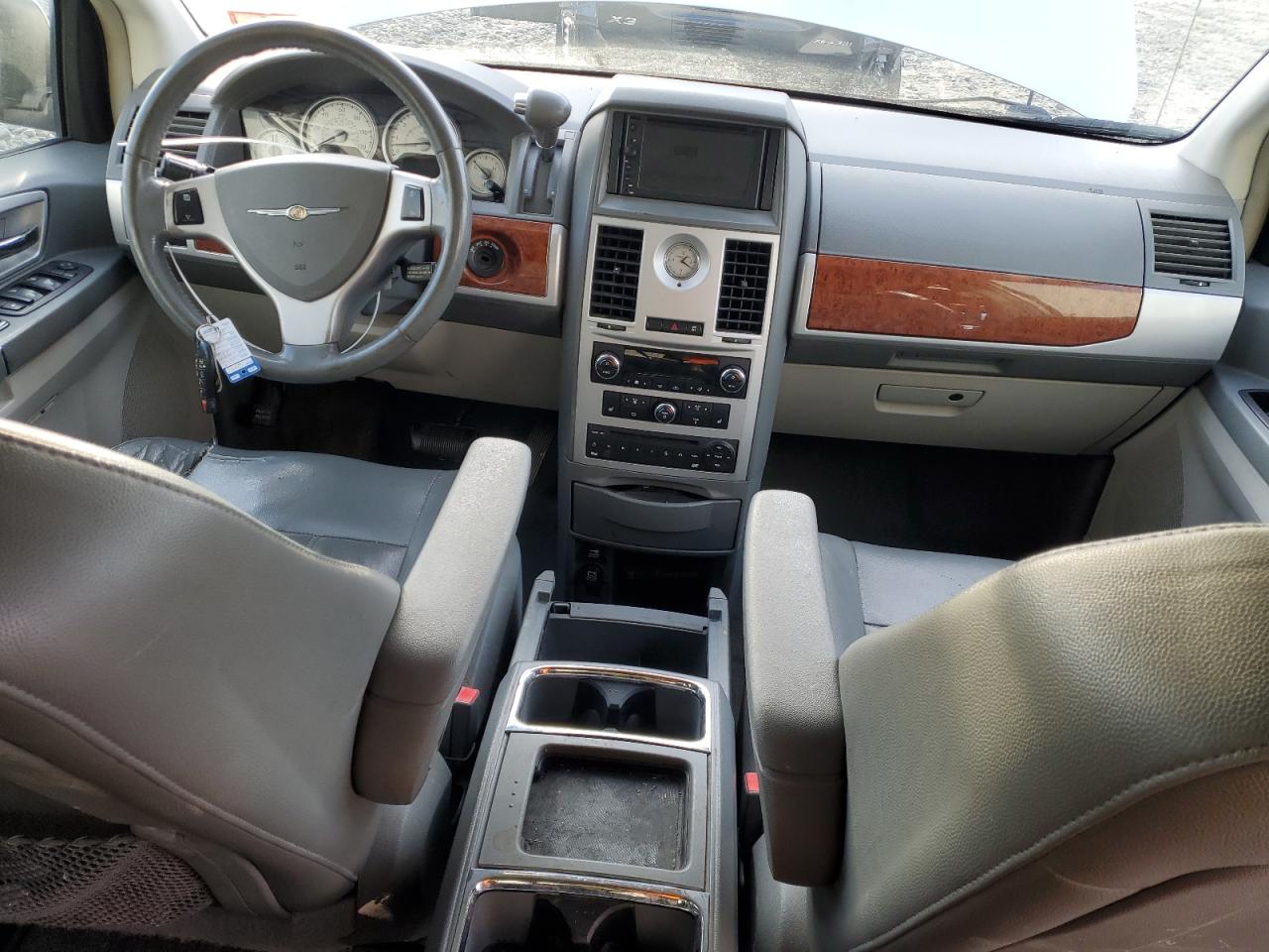 2009 Chrysler Town & Country - Image 8