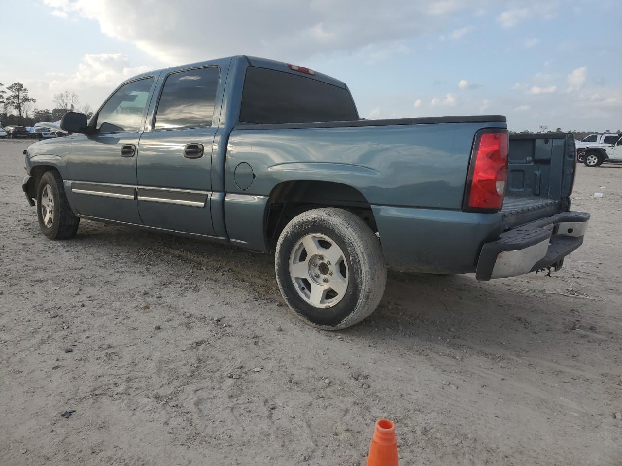 2007 Chevrolet Silverado - Image 2