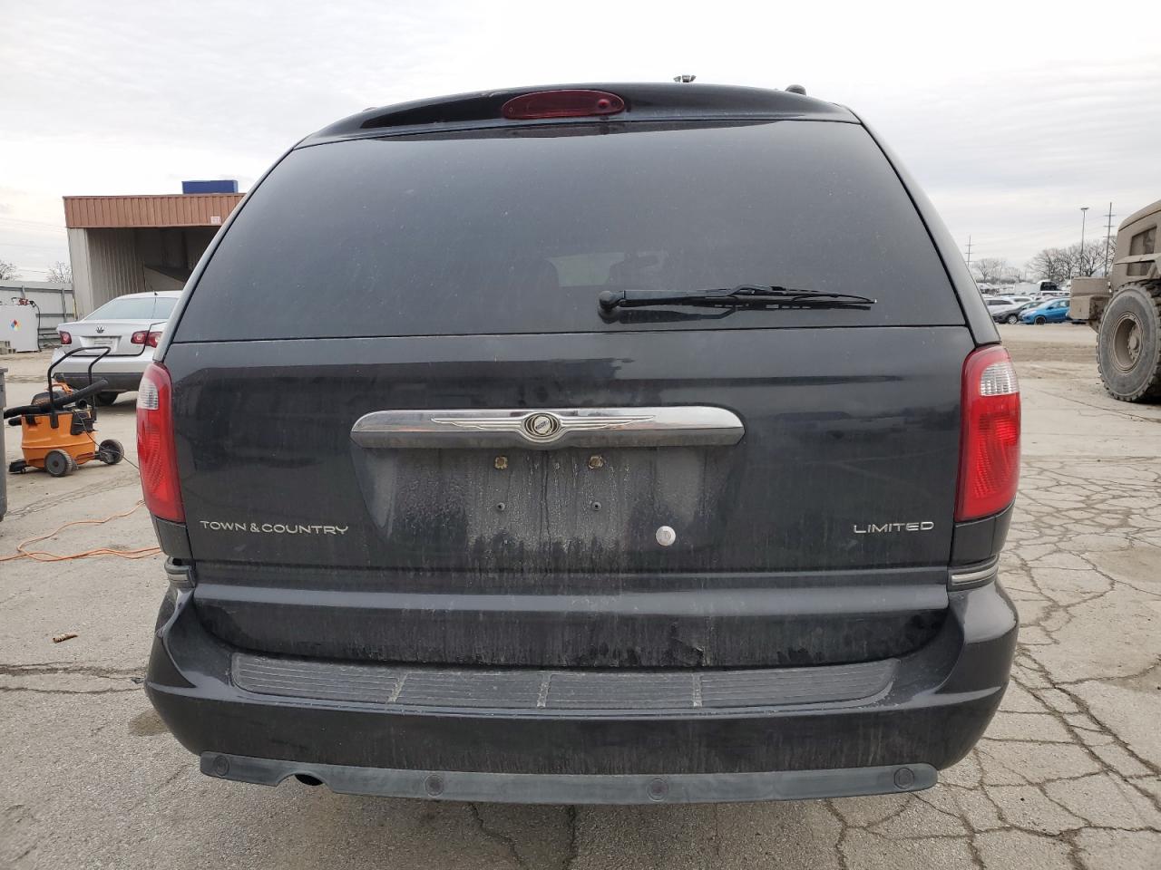 2005 Chrysler Town & Country - Image 6