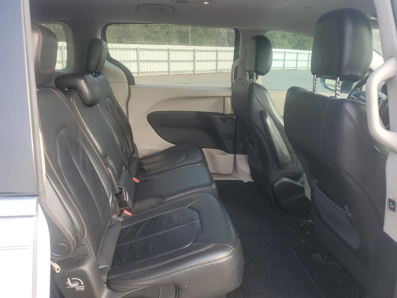 2017 Chrysler Pacifica - Image 11