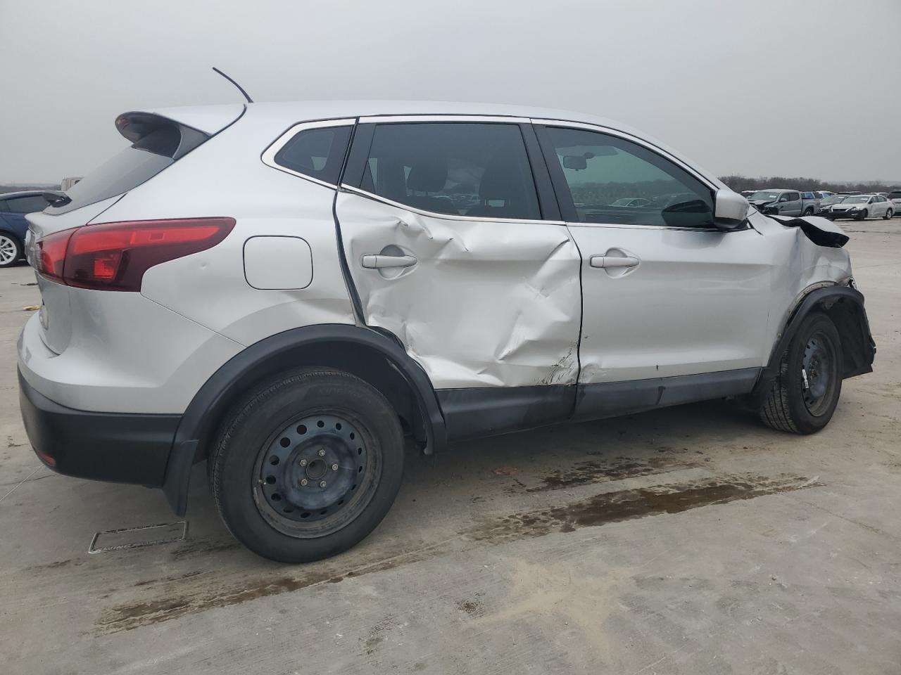 2017 Nissan Rogue - Image 3