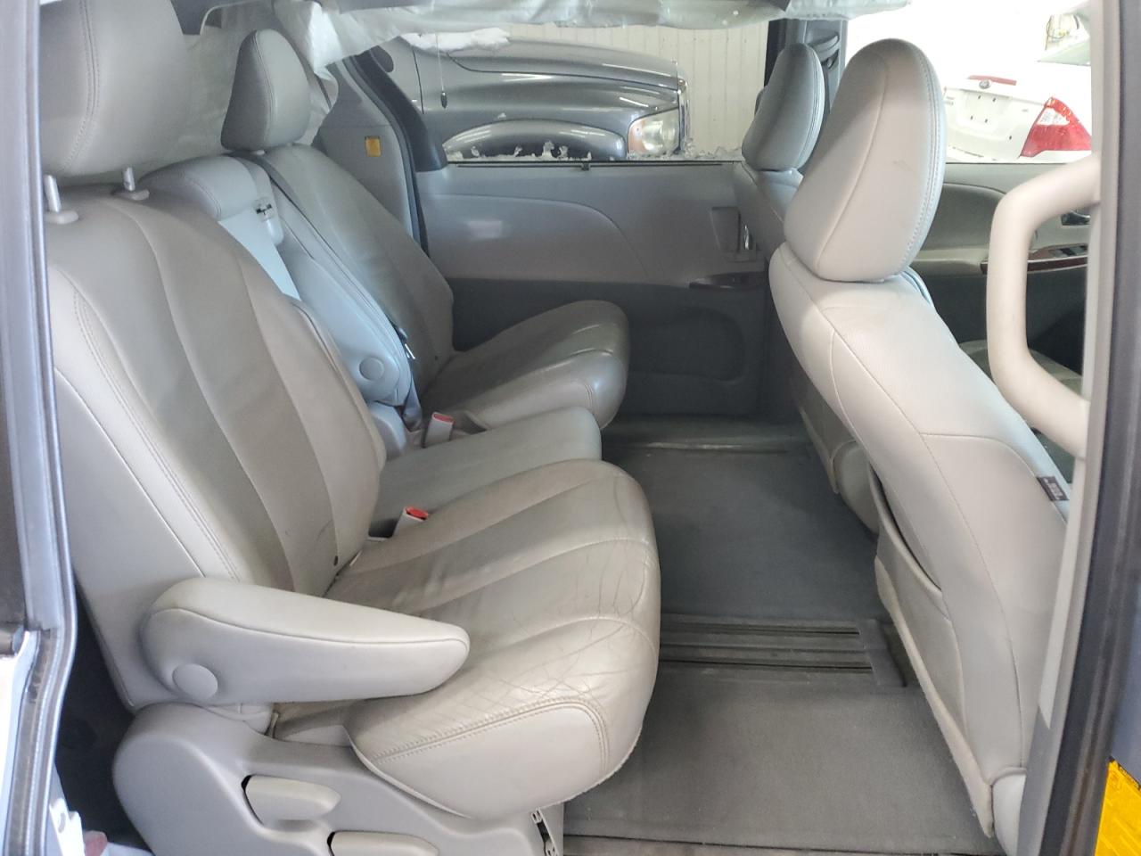 2012 Toyota Sienna - Image 12
