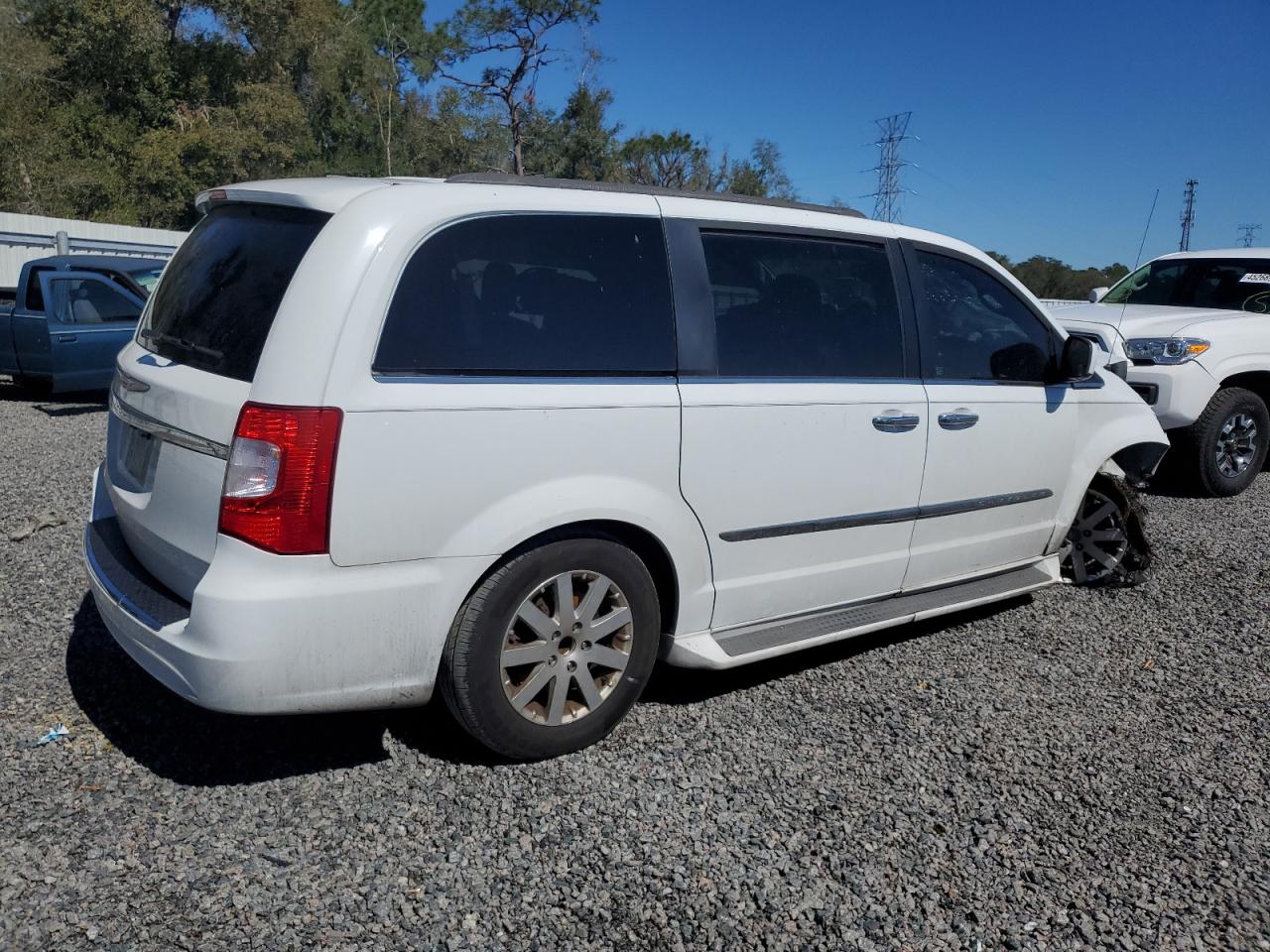2015 Chrysler Town & Country - Image 3