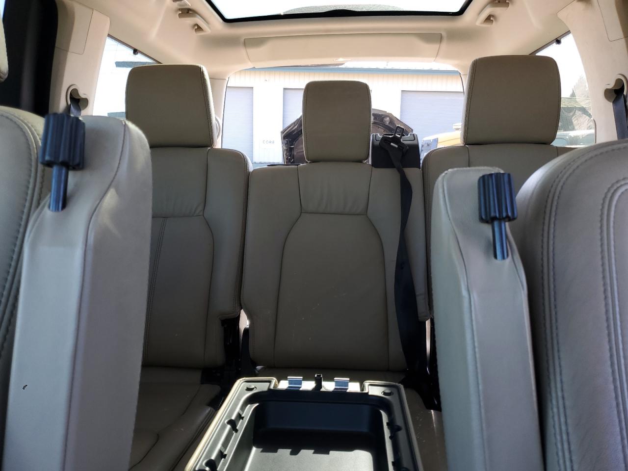 2015 Land Rover LR4 - Image 10