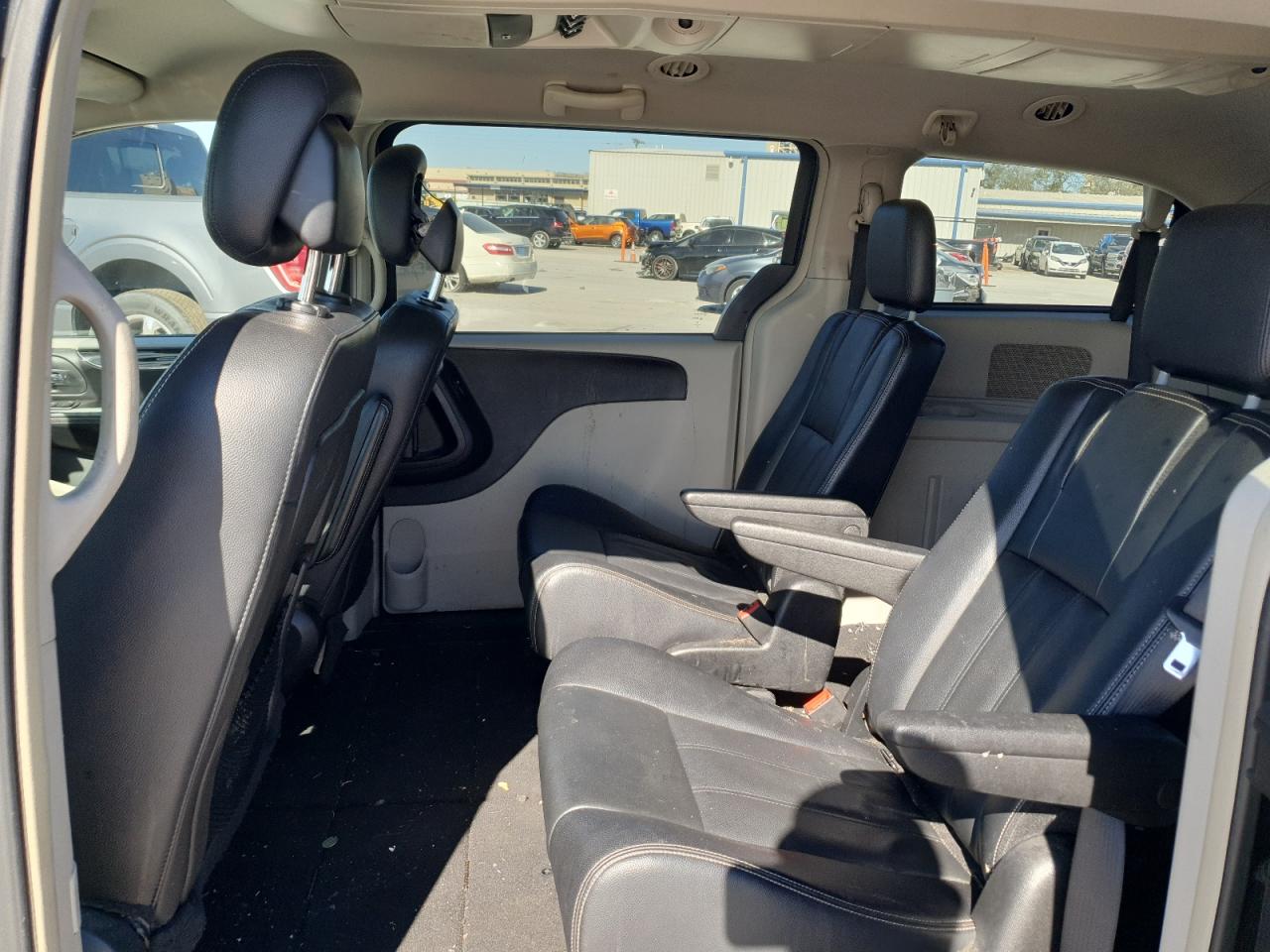 2014 Chrysler Town & Country - Image 11