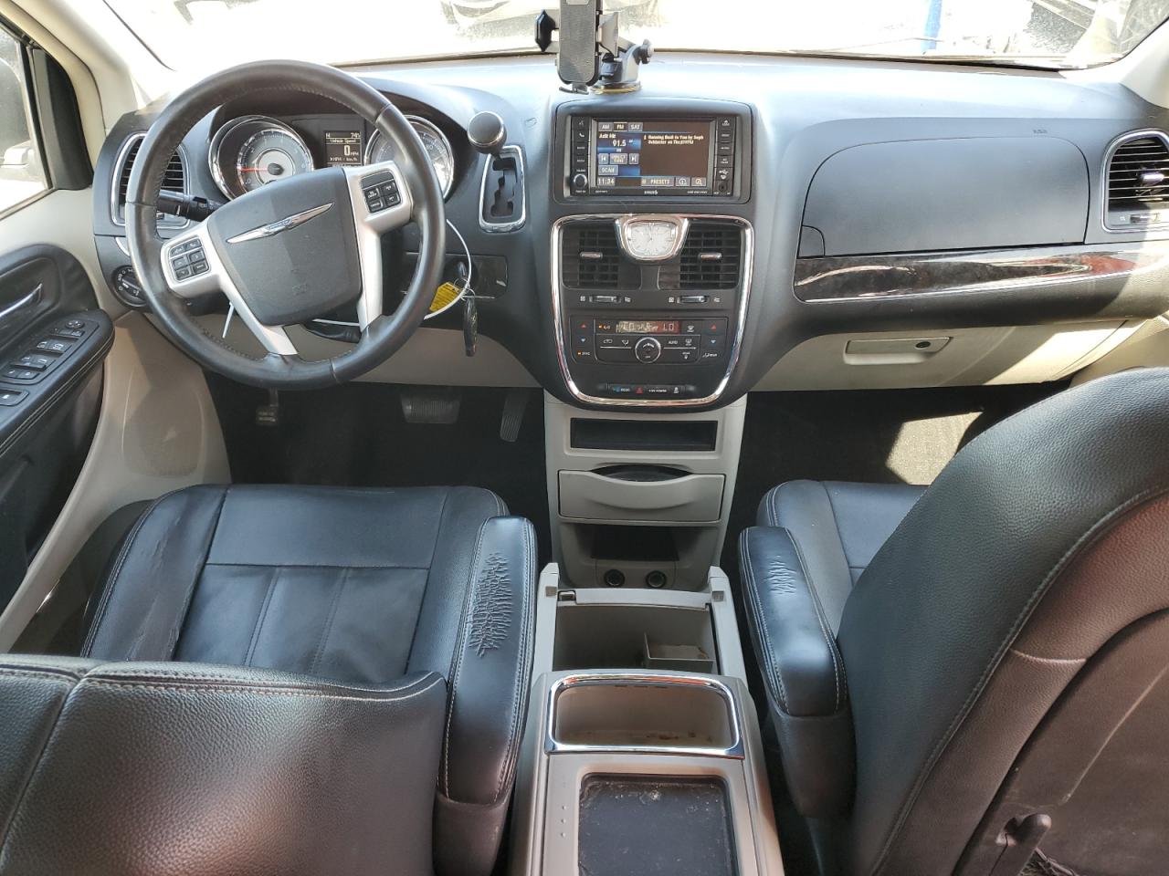 2016 Chrysler Town & Country - Image 8