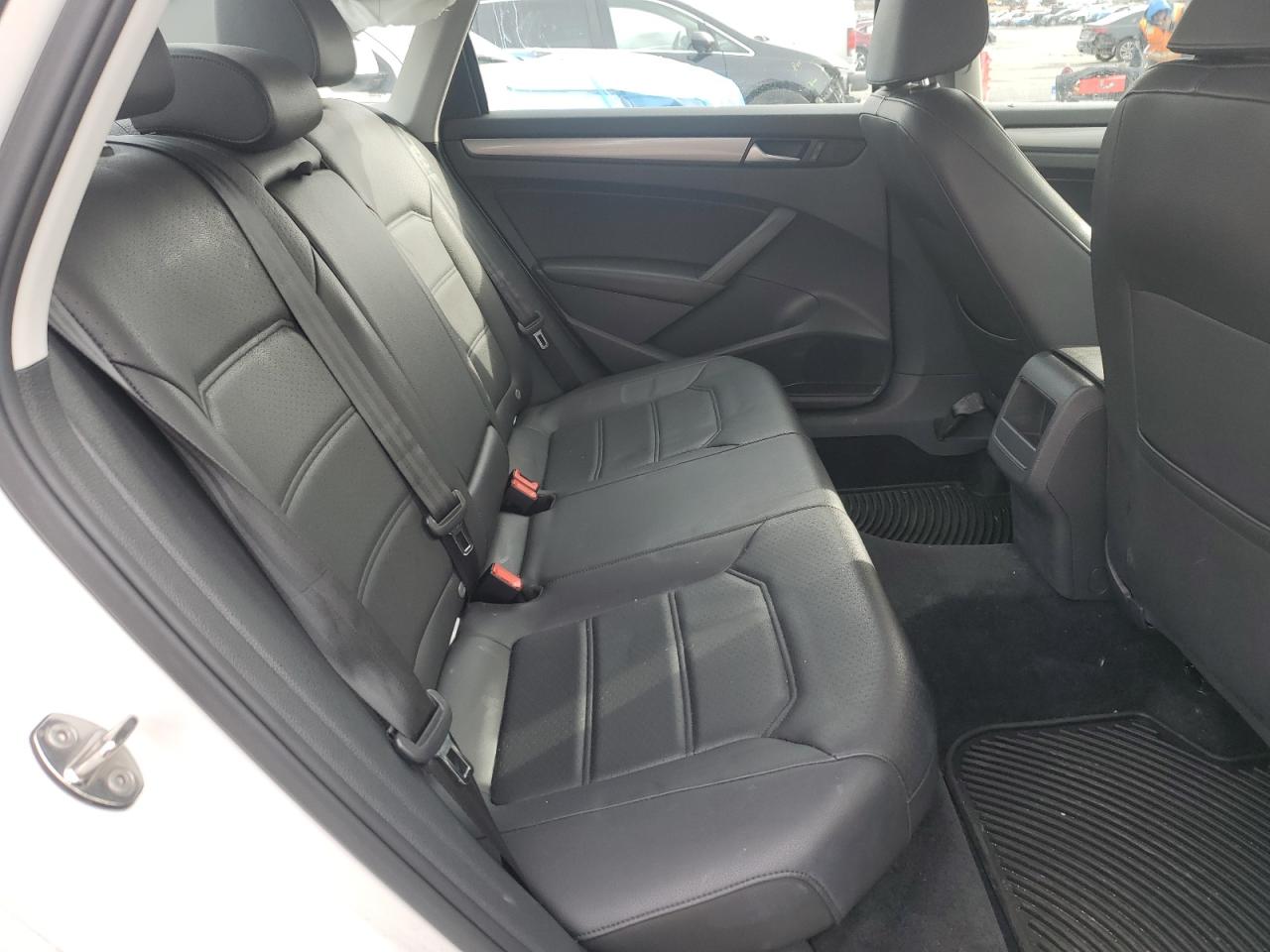 2015 Volkswagen Passat - Image 10
