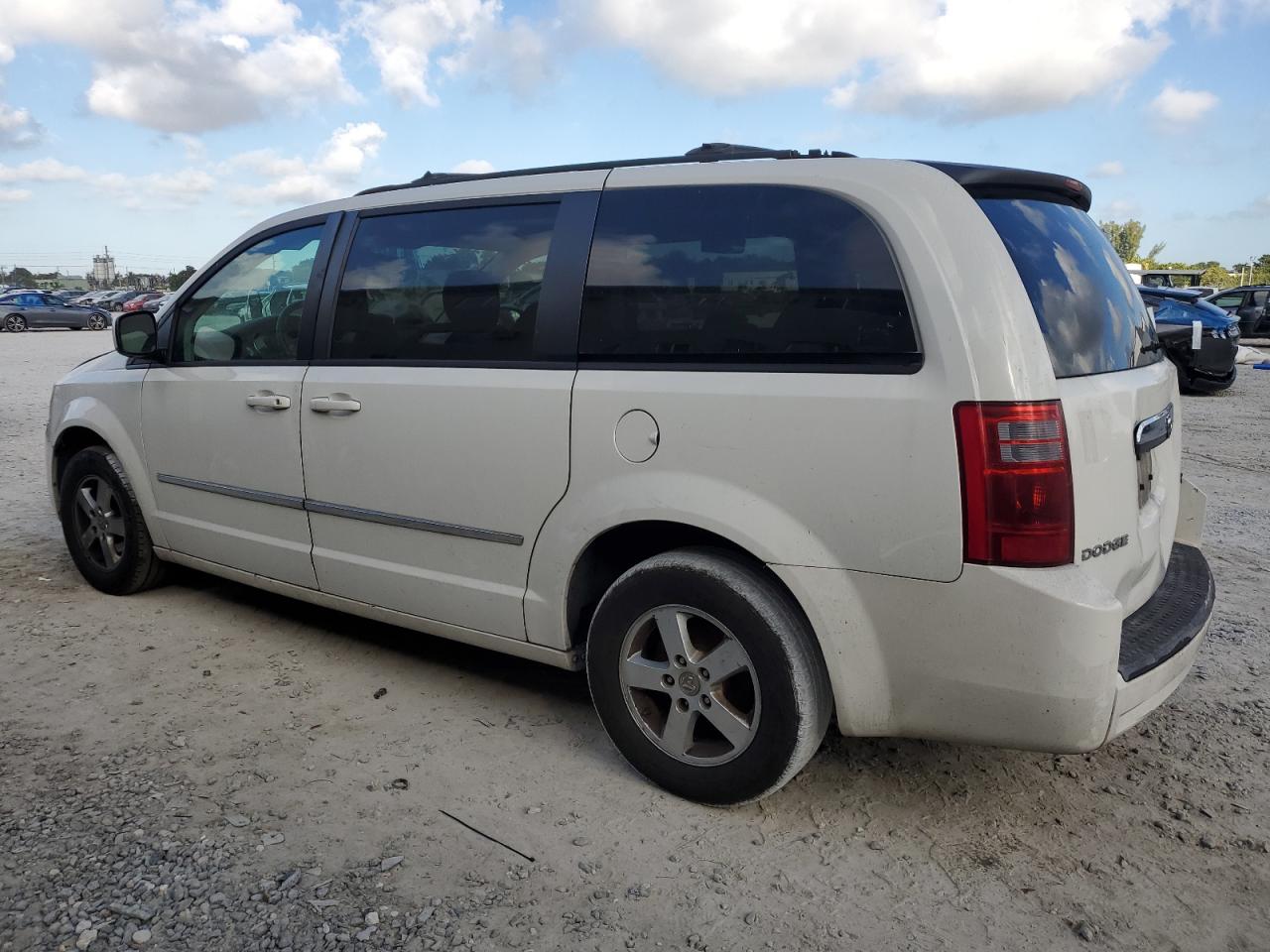 2010 Dodge Caravan - Image 2
