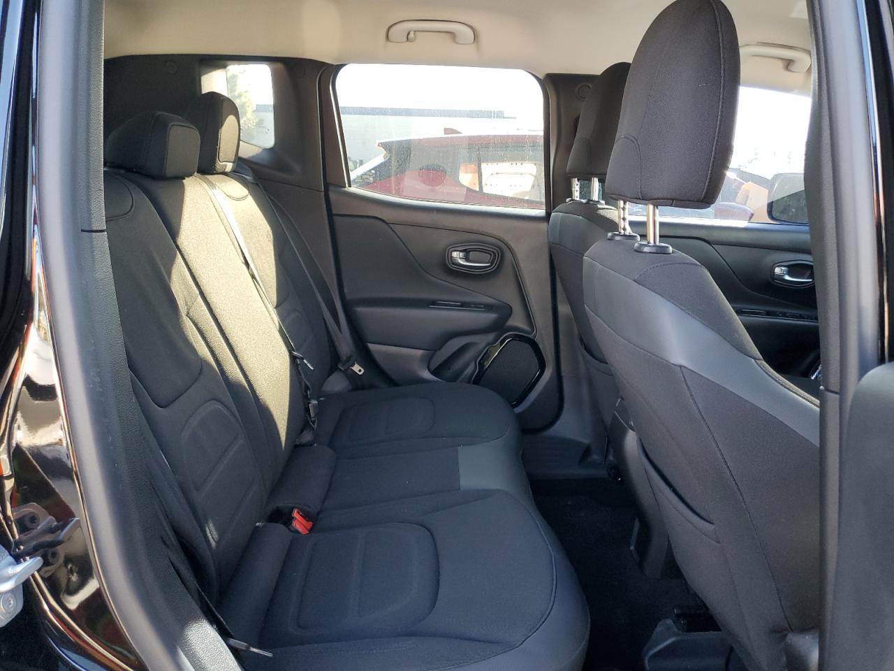 2017 Jeep Renegade - Image 10