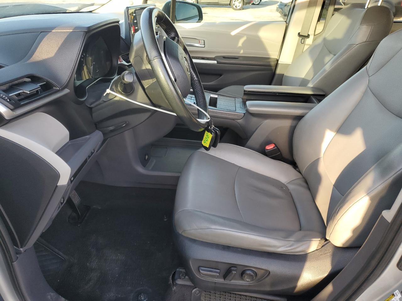 2022 Toyota Sienna - Image 7
